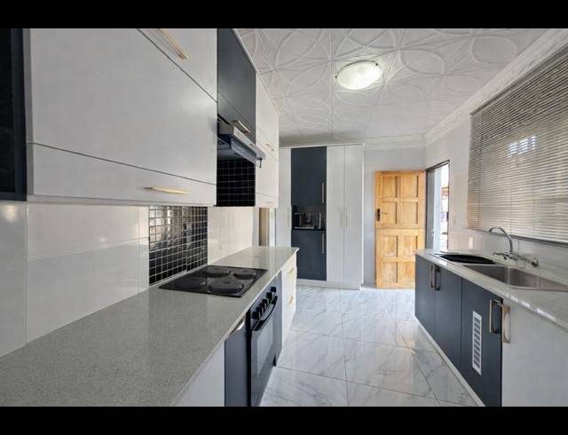5 BEDROOM HOUSE FOR SALE IN THE ORCHARDS